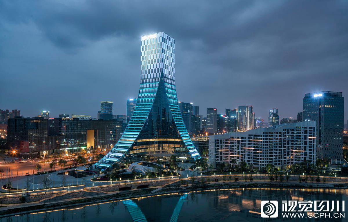 近年来,成都加快推进城市景观照明,分期分级分区实施景观照明提升工程