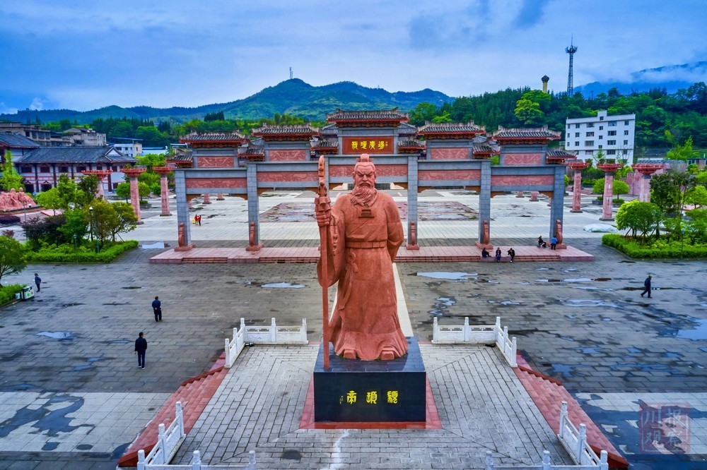 荥经颛顼广场上,巨大的颛顼像