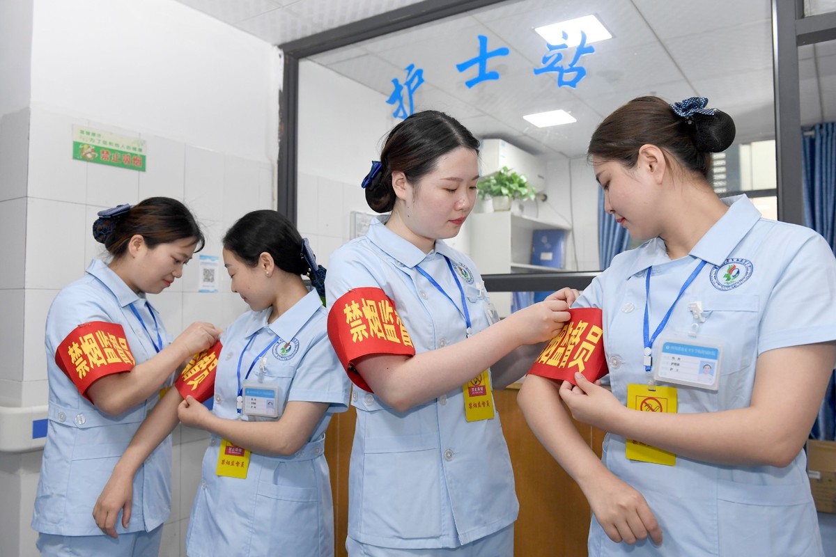 视频95后护士组成禁烟监督队成了医院里的别样风景