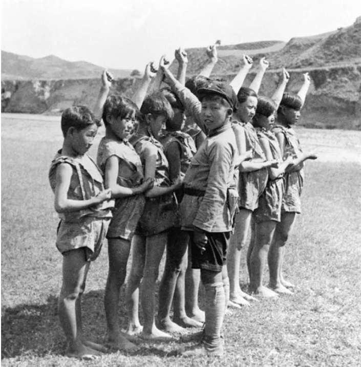 新华社发(埃德加·斯诺摄) 合照时摆的pose 长征途中的女红军 长征