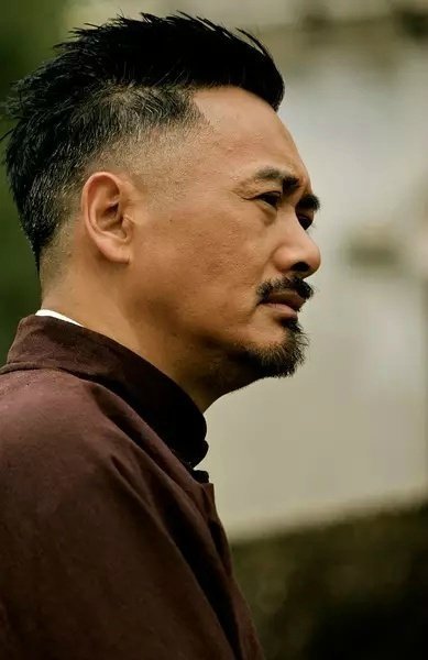 《让子弹飞》中,周润发部分配音由四川籍配音演员宣晓鸣完成.