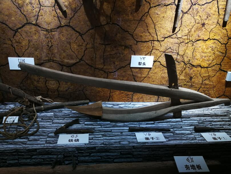 昭觉三河村建成村史馆 吊锅,背水桶等成藏品