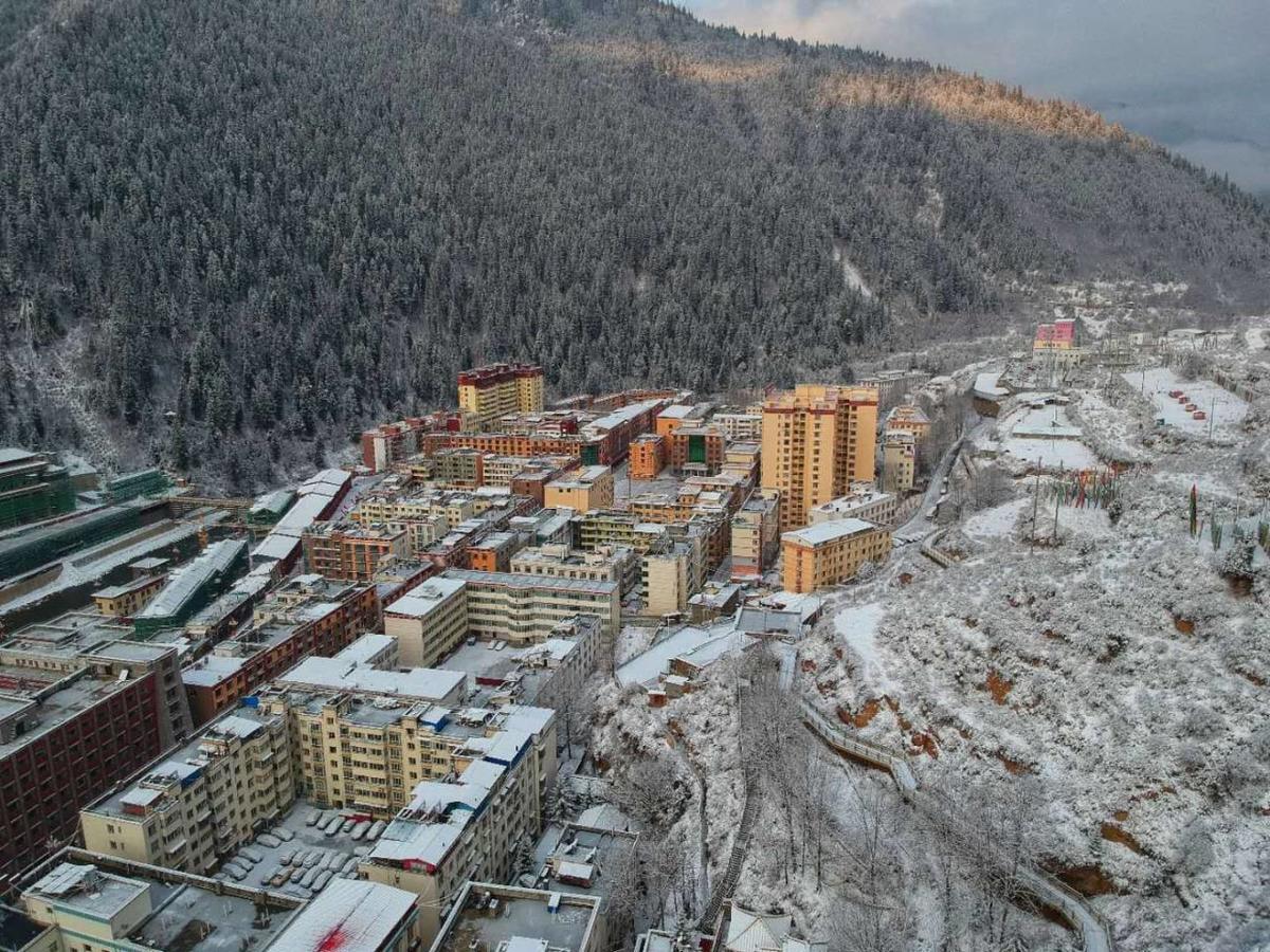 67航拍壤塘县城∣春雪中的省级森林小城美得像童话