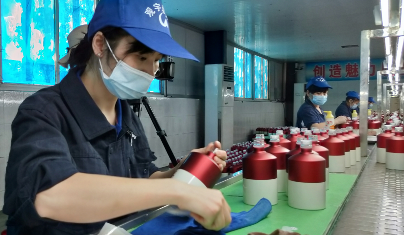 7月29日,位于泸县嘉明镇的泸州观宇玻璃制品有限公司,一进大门就