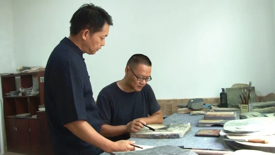 走进仁和非遗苴却砚雕刻大师曹加勇工匠的传承与创新