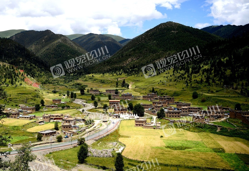 雅江县康巴汉子村自然风光景色迷人