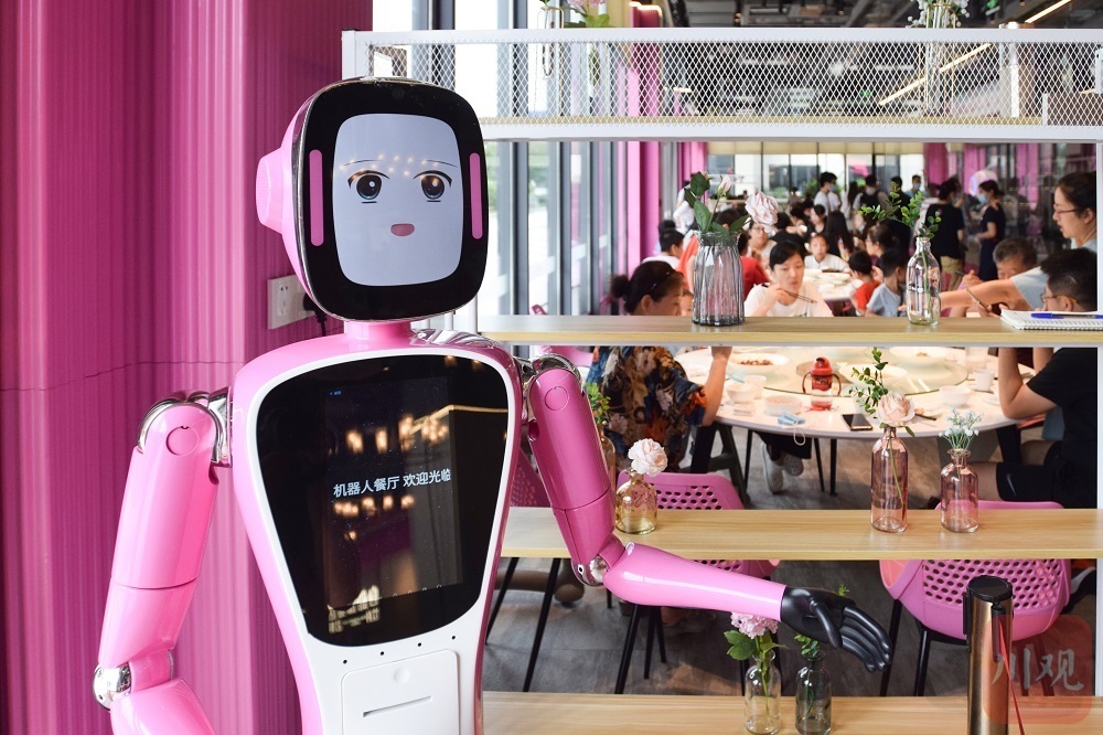 追新全球首个机器人餐厅综合体20多种机器人各显神通几乎天天爆满行走