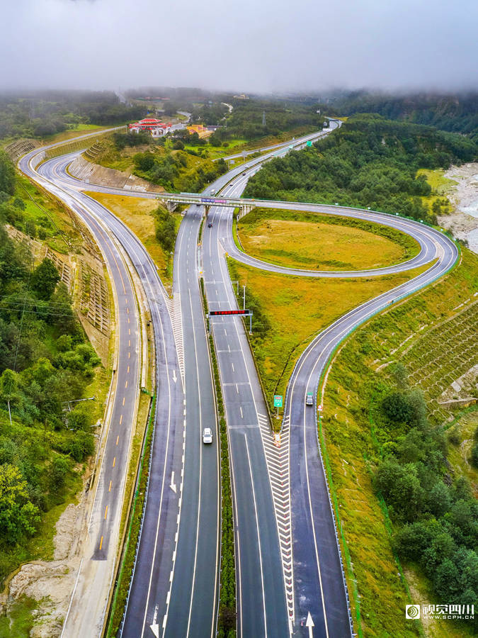 雅西高速公路石棉孟获城出口开通运行为拖乌山道路冬管减轻压力