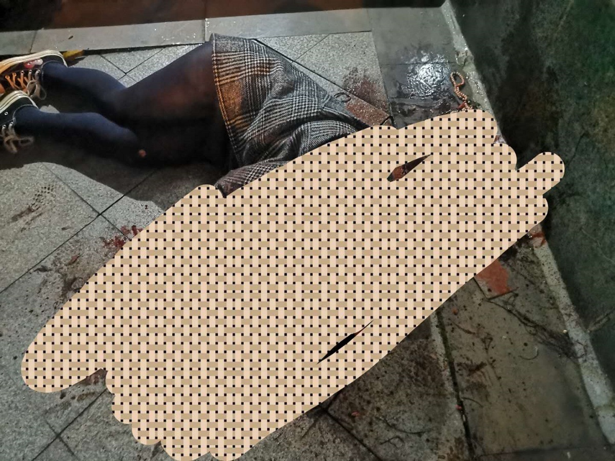 突发自贡发生一起伤人事件受伤女子倒在血泊之中