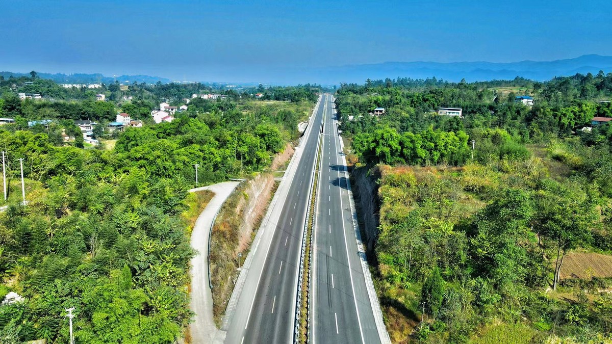 前锋境内第一条高速公路年底试运行广安将实现县县通高速