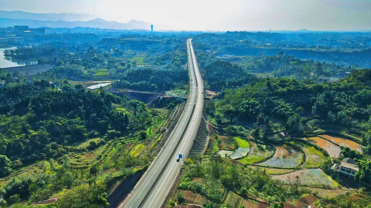 前锋境内第一条高速公路年底试运行广安将实现县县通高速