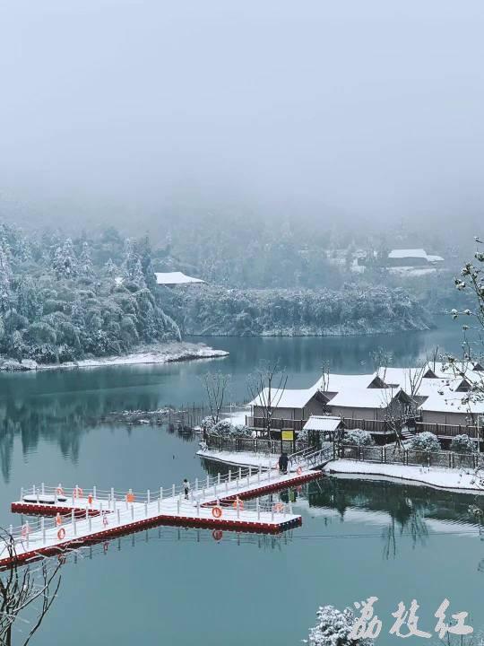 区变成了美丽的童话世界金龙湖,玉兰山等景区雪还在下合江迎来初雪后