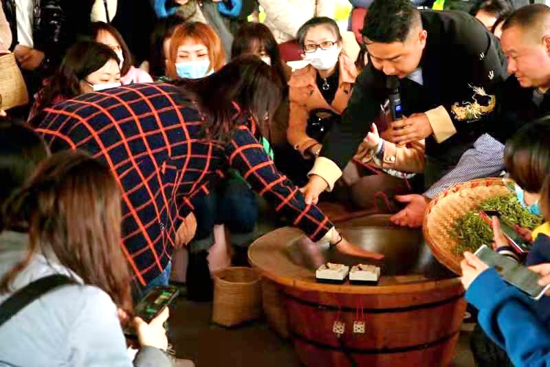 JN江南体育最新官网入口学习茶艺文化感受茶道魅力她们这样欢庆“三八”妇女节(图2)