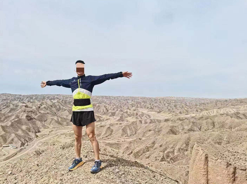 黄河石林山地马拉松 四川跑友追忆遇难同胞痛哭 他训练非常刻苦 仁寿的几秒拥抱成为最后一面 四川在线 黄河石林山地马拉松 四川跑友追忆遇难同胞痛哭 他训练非常刻苦 仁寿的几秒拥抱成为最后一面 四川在线