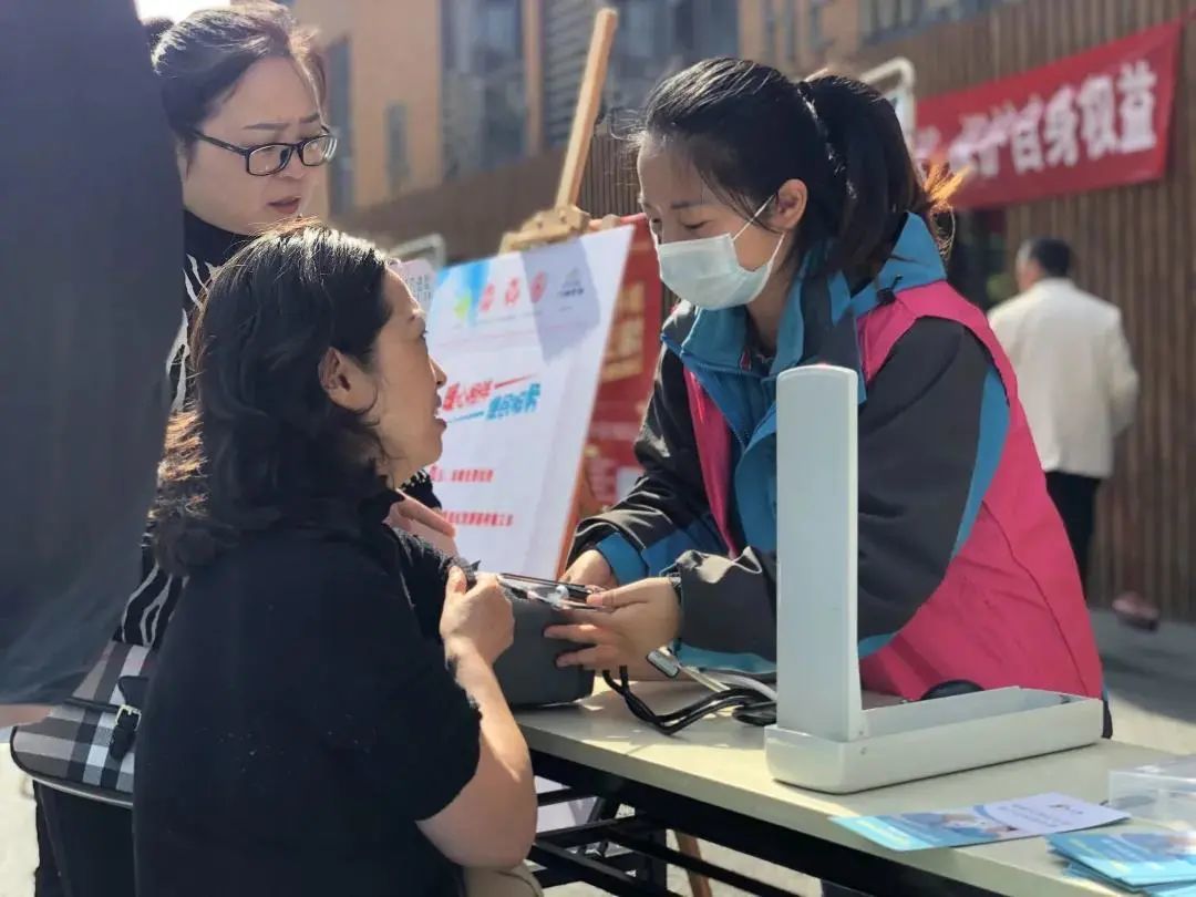 起了社会力量参与居民小区公共事务。”和美社区党委书记罗熠告诉华仔。