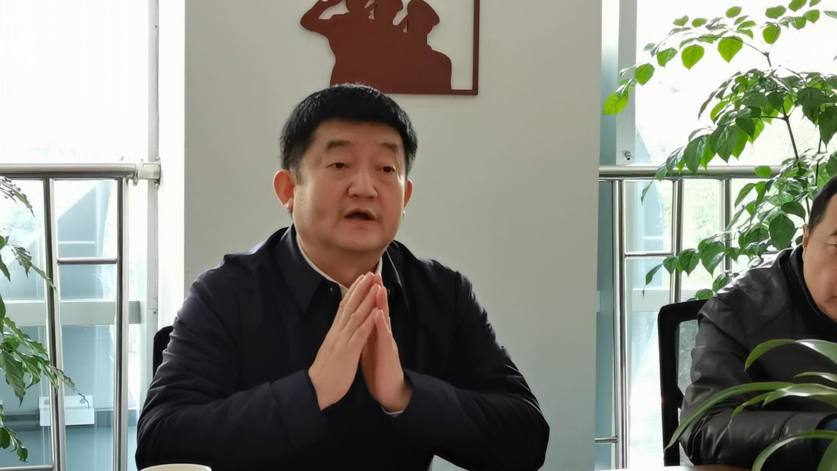 成都市退役军人事务局党组书记,局长李杨俊表示,成都退役军人战旗红