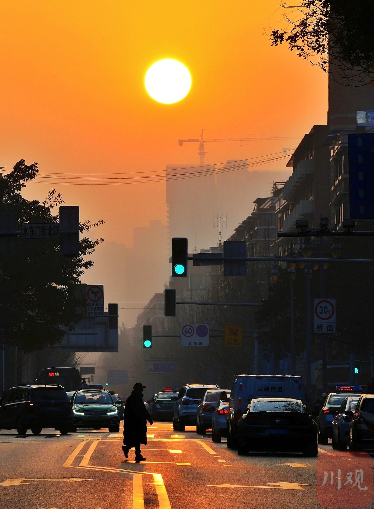 城市早上太阳图片图片