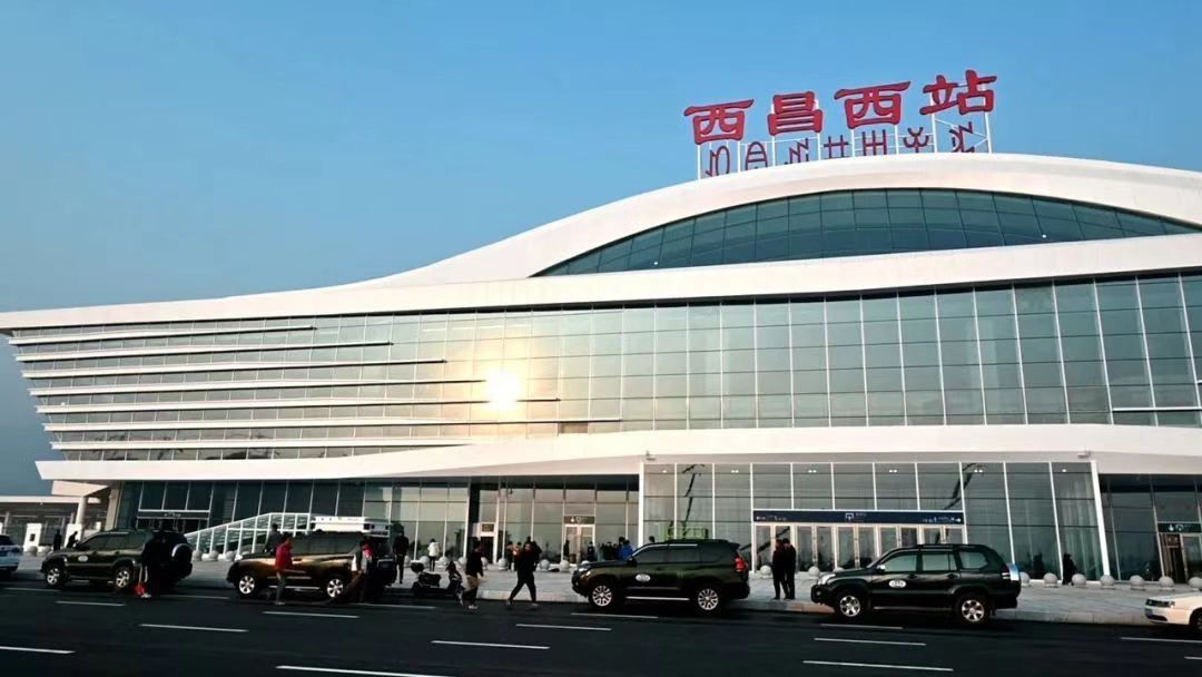 西昌西站   石都伊洛 摄西昌西站站房总面积14965平方米,共分为3层,一