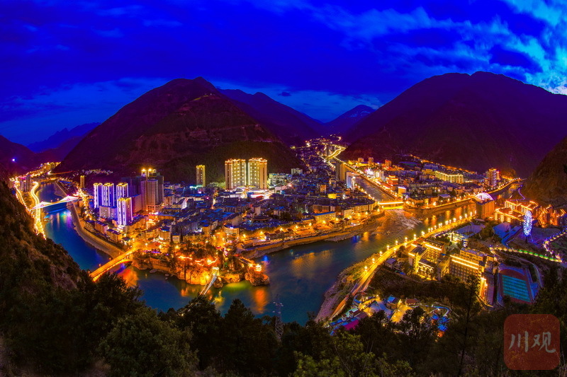 图片和视频为2月6日晚,华灯璀璨的石棉县城夜