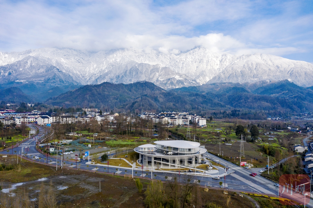 近日,位于成都市彭州市北部的龙门山湔江河谷,迎来了一场雪山盛宴.