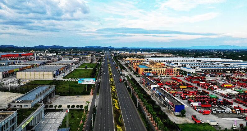 4月15日,记者走近南充现代物流产业园区,处处可见你追我赶的建设生产