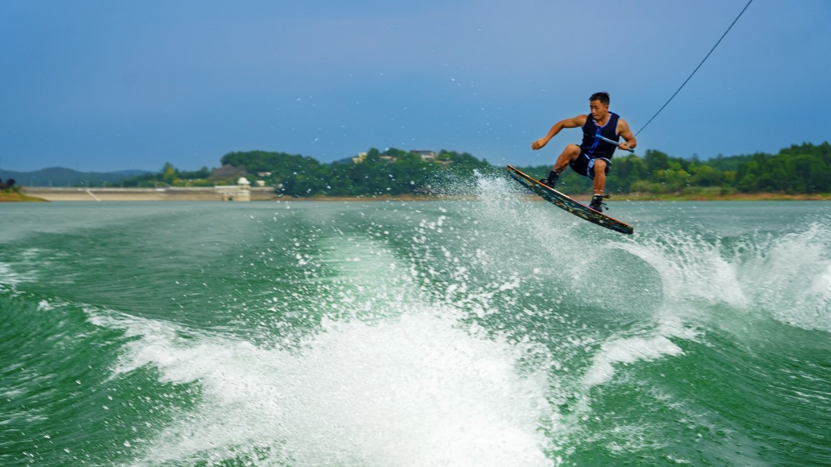 据活动方相关负责人介绍,尾波冲浪是水上运动分支之