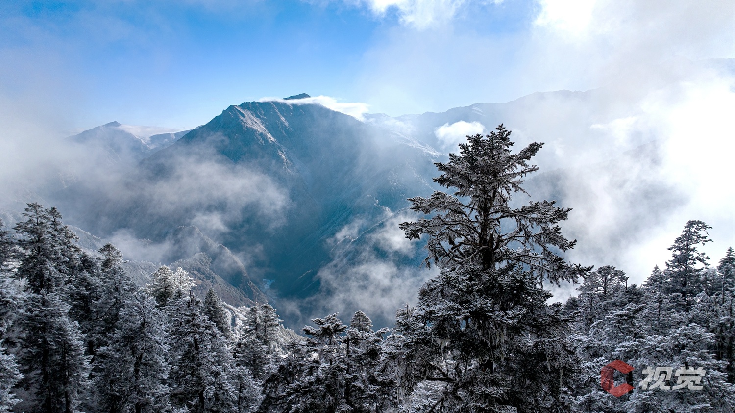 巴郎山雪景图片