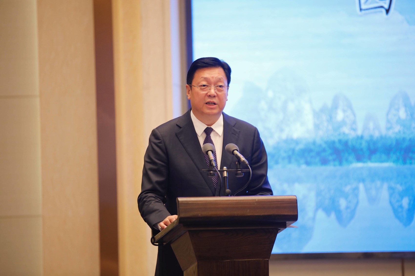 2月27日,全国人大代表,阿坝州委副书记,州长罗振华到成都,参加省级