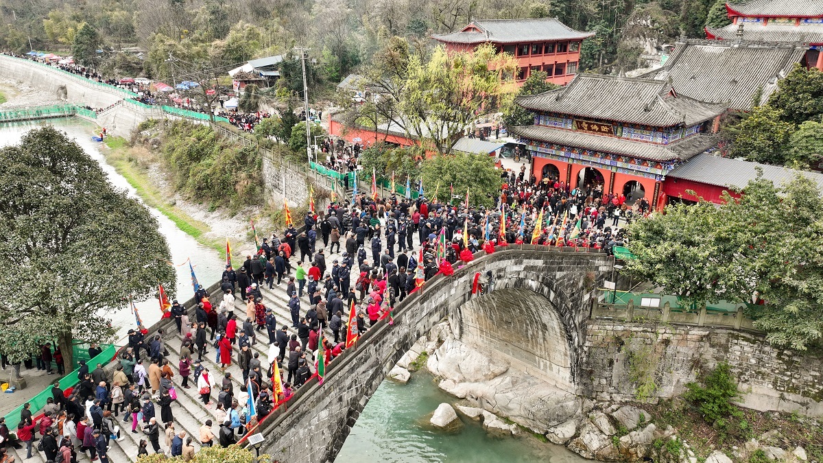 上河图"的中国春社·雎水踩桥在绵阳市安州区雎水镇太平桥精彩上演
