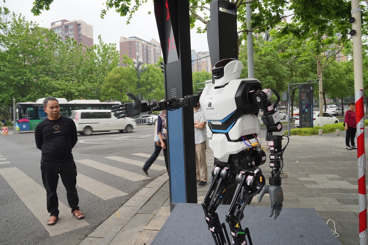 c视频丨"绵阳造"人形机器人首次上路,"化身"文明交通劝导员