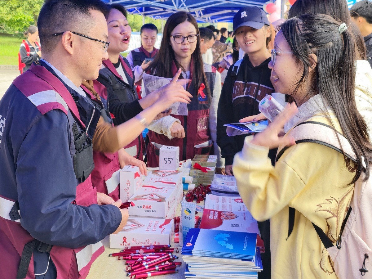 红丝带青春校园行走进四川工商学院