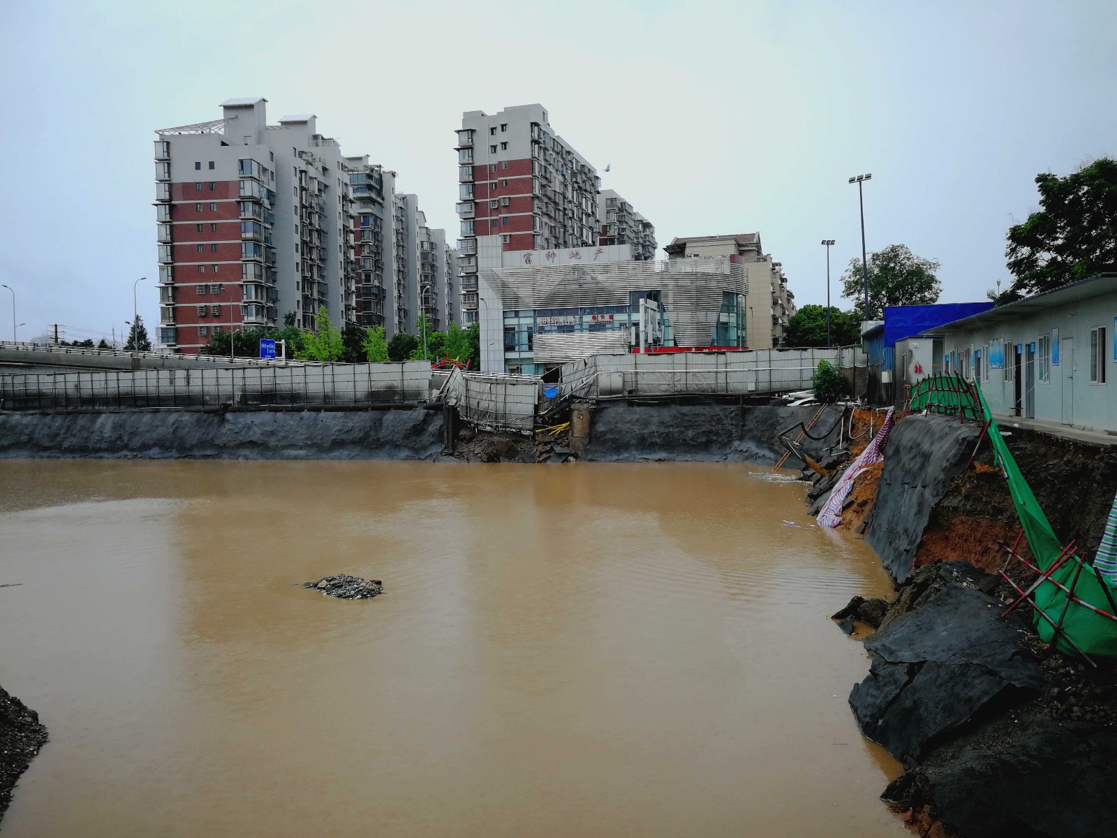 暴雨导致绵阳一楼盘在建项目基坑局部坍塌