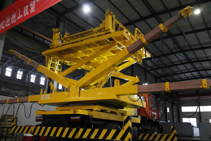 国内首台自行式隧道立架台车在四川资阳成功下线