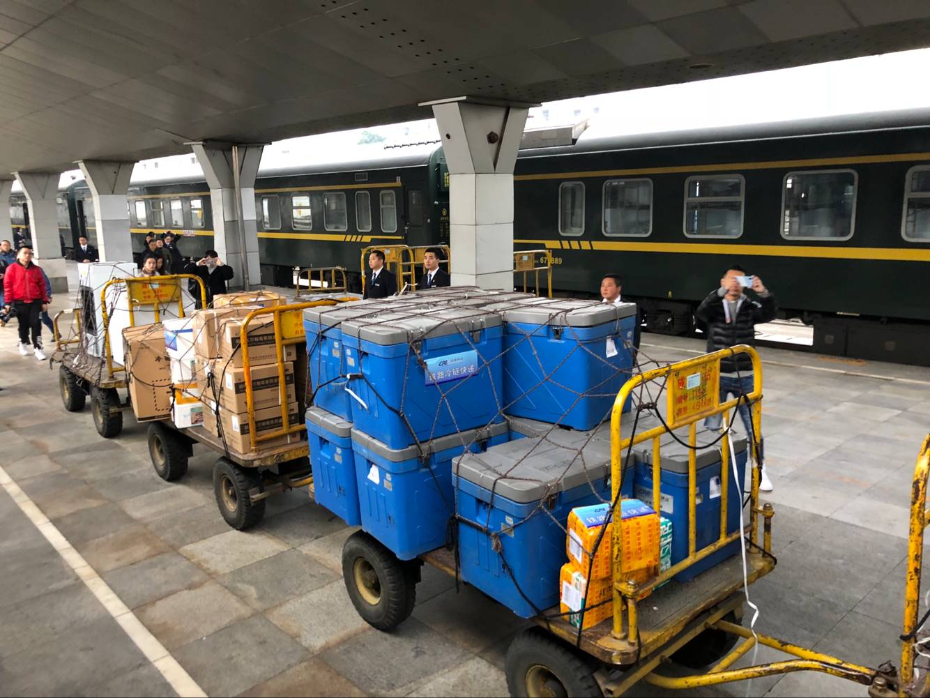 助力"双11" 成都火车站发出西南首个行李车冷链快递产品