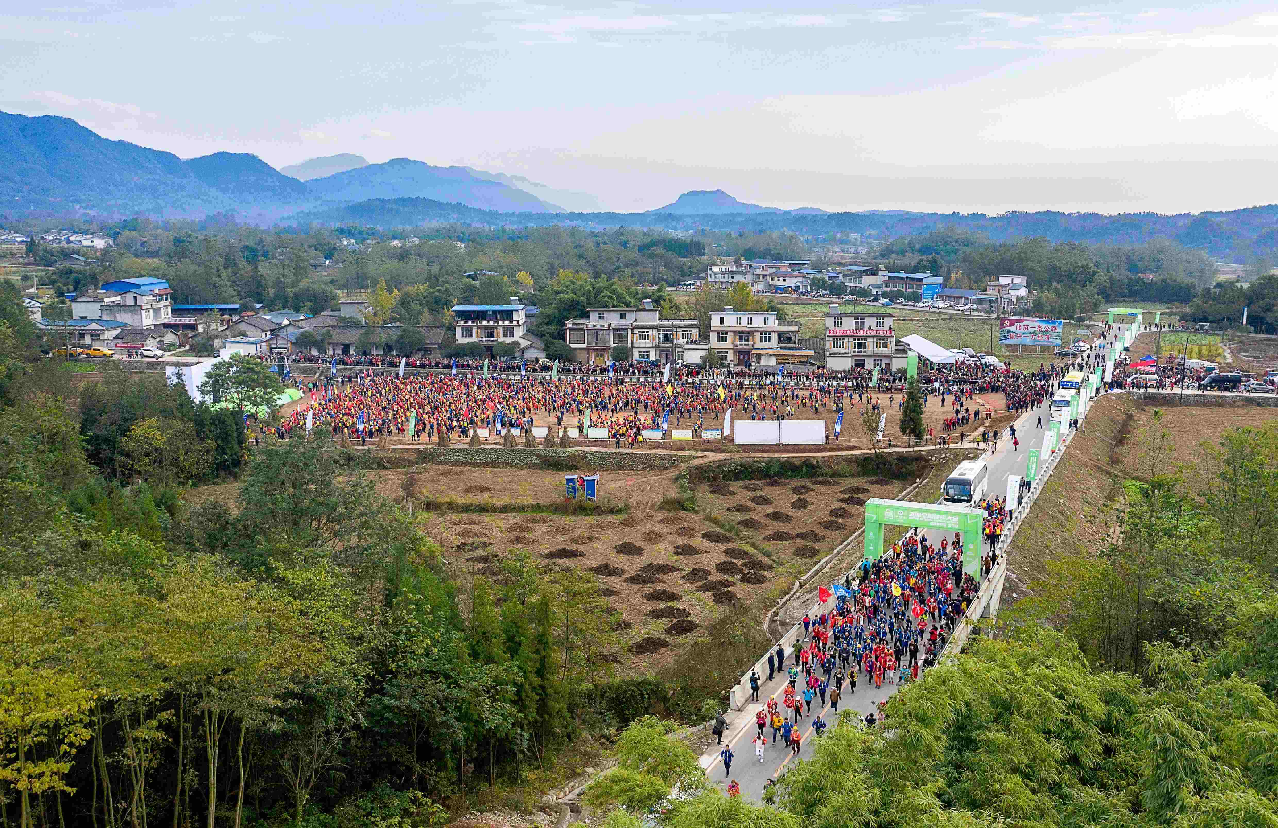 兩千餘人徒步安州,暢享冬季健身樂趣