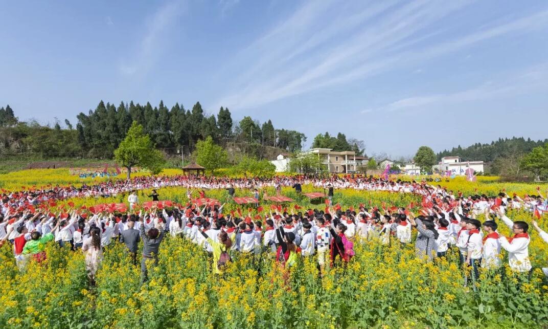 近日,在資陽市雁江區伍隍鎮上演了一場快閃活動,千餘名文藝志願者和