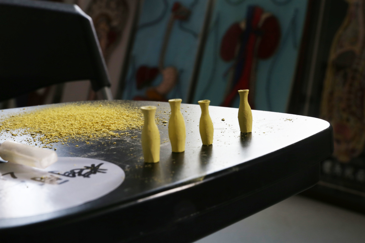 在用粉笔雕刻花瓶的精雕细刻比赛场,第一组比赛结束后,很多老师们发出