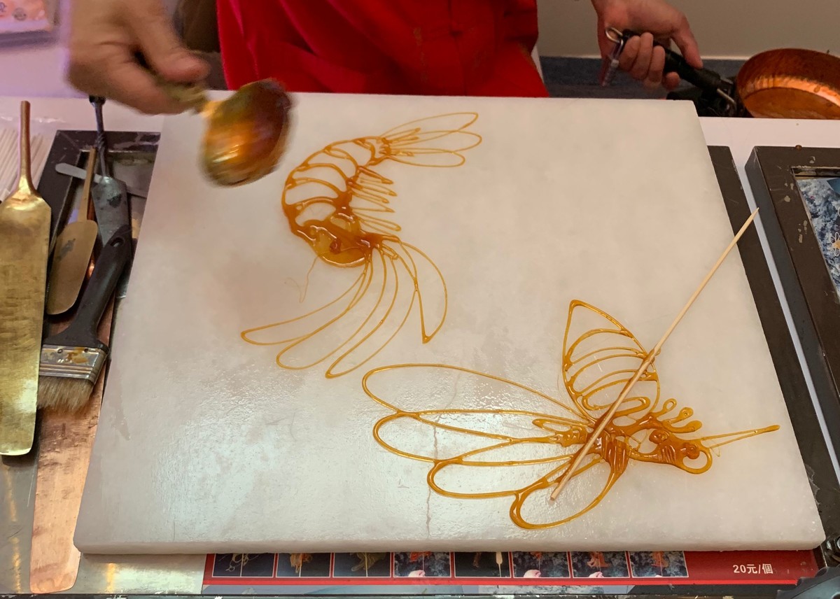"一勺简简单单的麦芽糖,在糖画师的手中来回游走,几分钟后,就完成了一