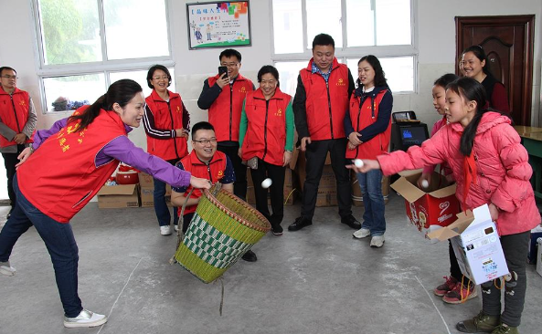 今年是泸州市政府办公室定点帮扶西溪村的元年,市政府办公室副主任邱