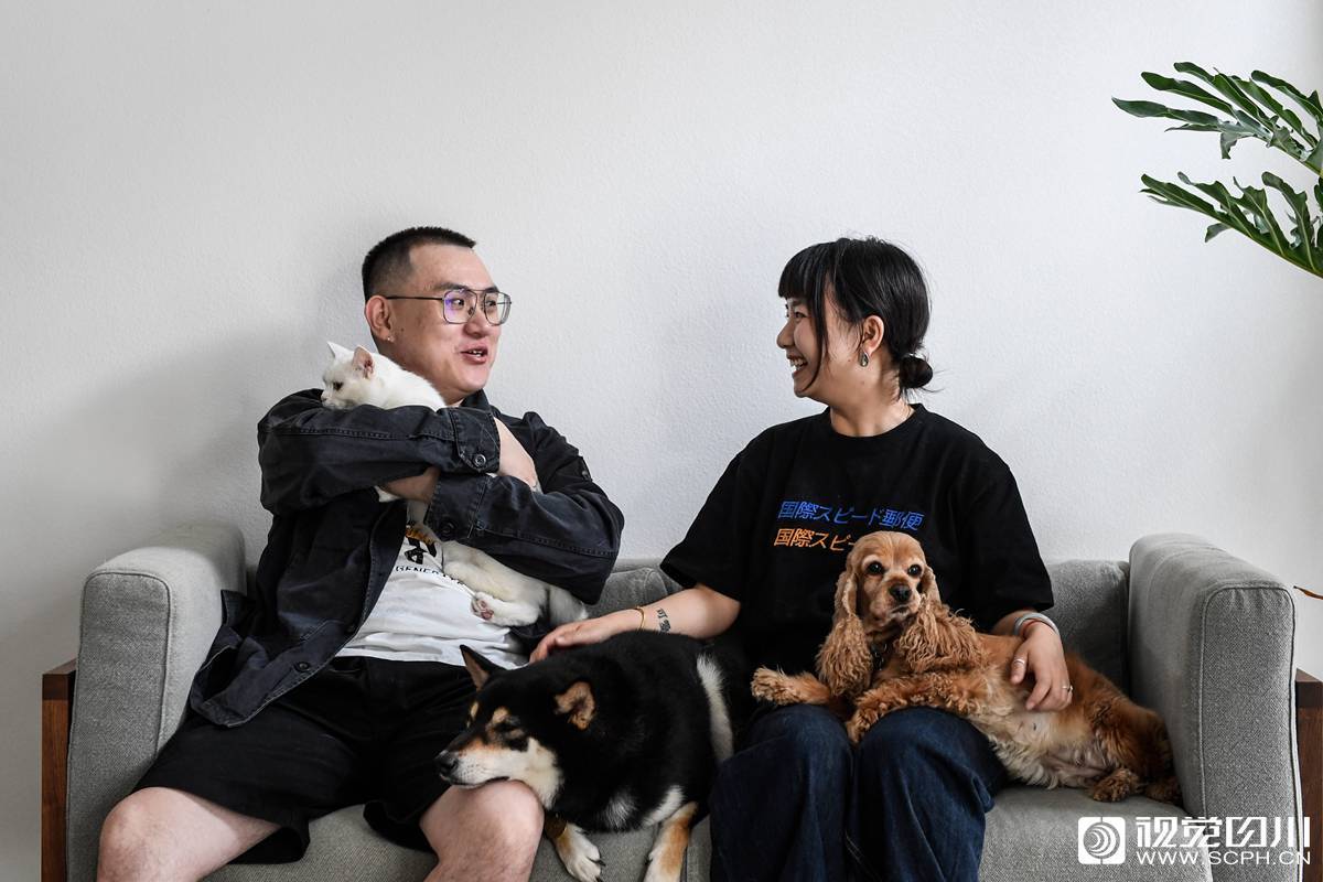 李书和老公吴家焜坐在沙发上逗弄宠物,这是他们最开心的休闲时刻.