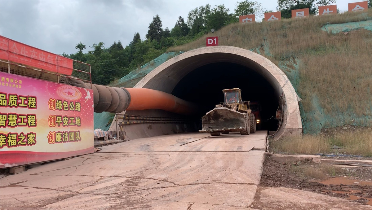 刚刚,成都天府国际机场高速龙泉山隧道首洞贯通啦! - 川观新闻