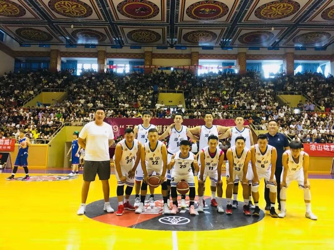 闯进四强的凉山鹰之队,自贡远达美乐队分别战胜对手,迎来半决赛首胜.