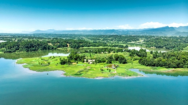 夏日百丈湖茶山中的碧绿清潭