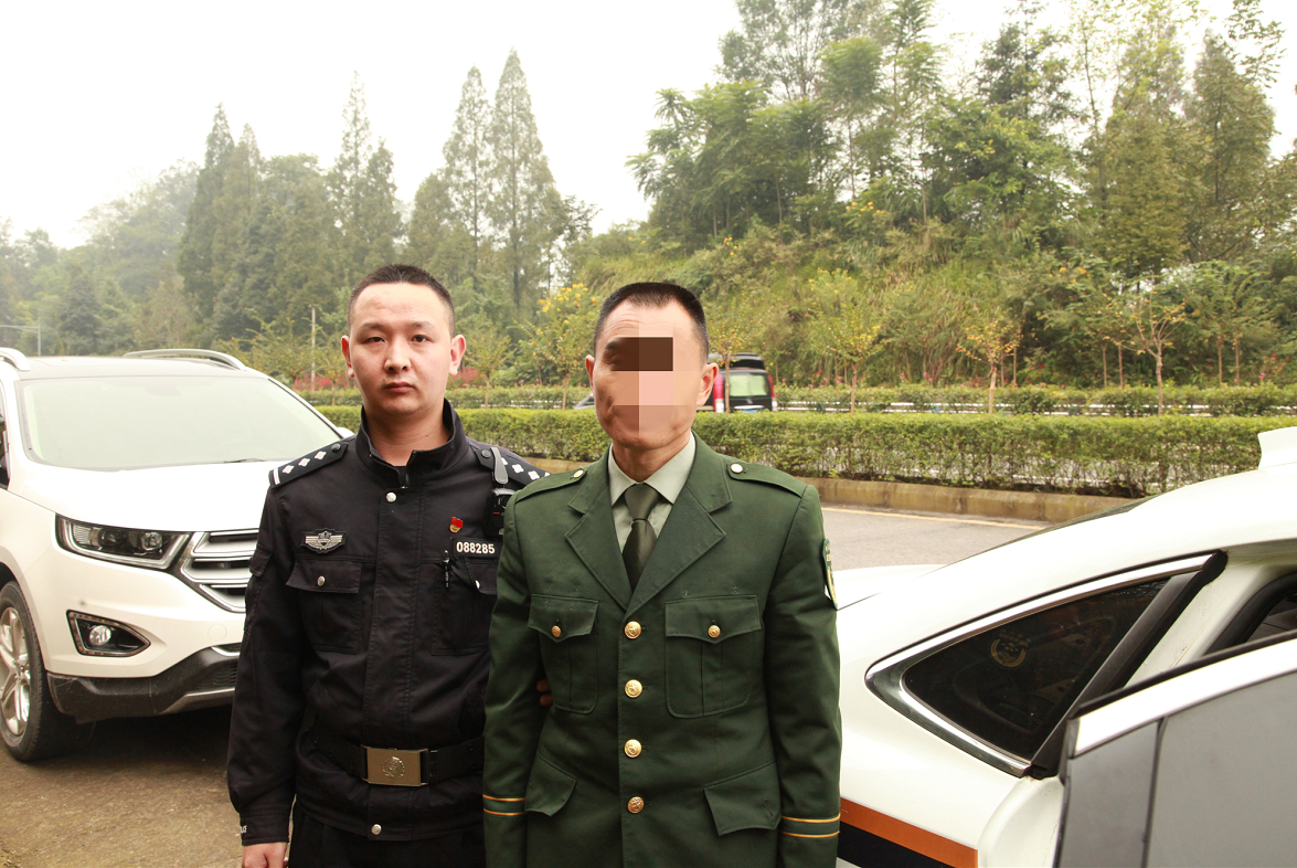 当假军人遇到真警察 男子假冒军人被洪雅