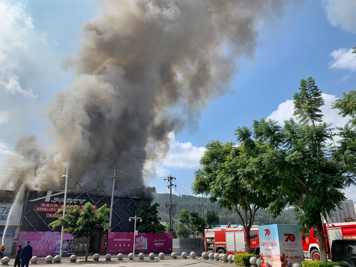 西昌市滨河东路发生一起火灾救援正在进行