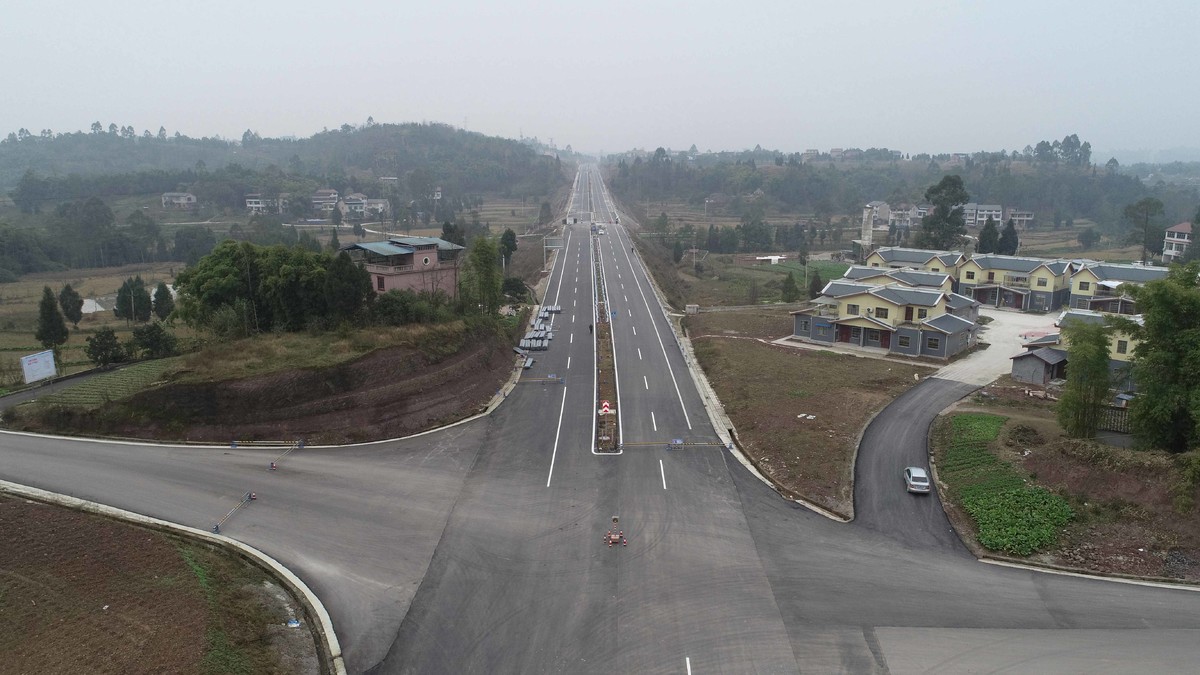 今年春节广安人走港前大道回家 - 川观新闻