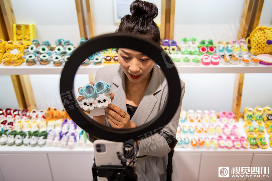 阆中残疾手工达人直播带货编织出一张幸福网