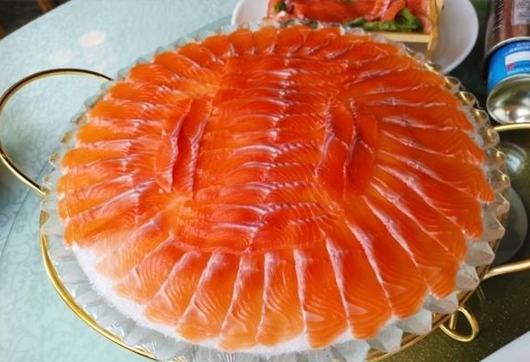 切片后的虹鳟鱼的肉质跟三文鱼(大西洋鲑)几乎没有区别