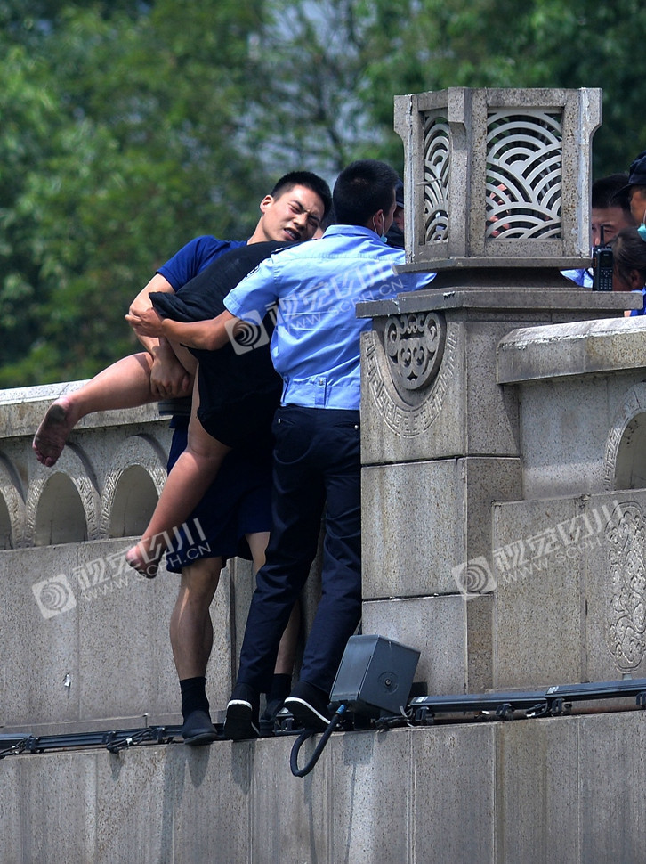 暖心!成都一姑娘悬立九眼桥,众人合力抬回她