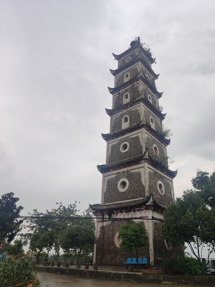 汽车从321国道驶入乡村公路后,远远望见一座白色高塔,名为"三元塔".